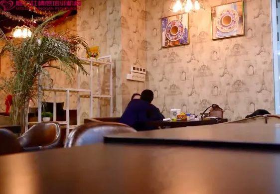 她是家教严格的乖乖女，第一次约会就….