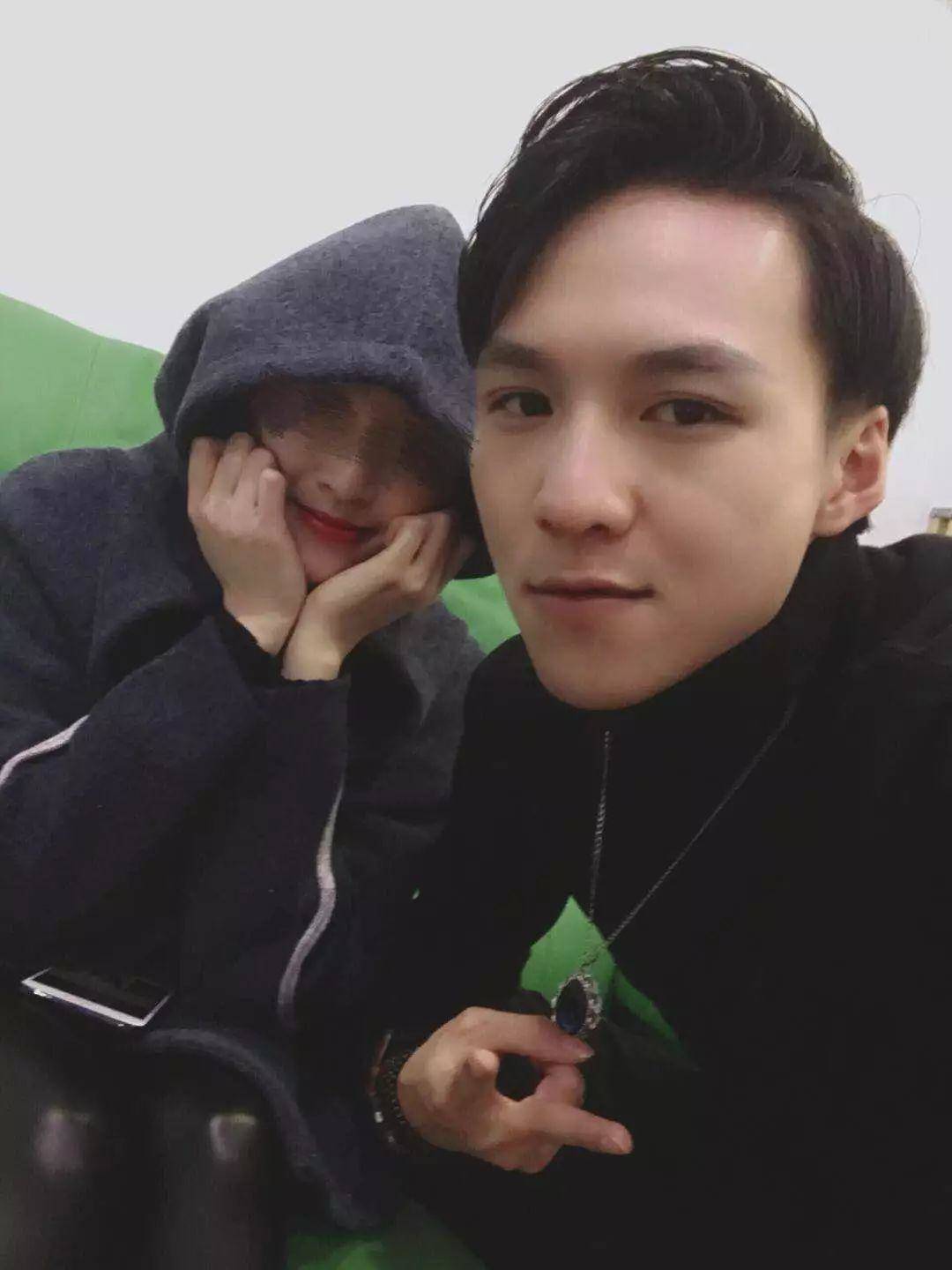 她是家教严格的乖乖女，第一次约会就….