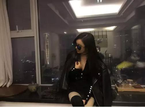 微信把妹追女生聊天案例:她笑盈盈地说-你身边小姐姐那么多，不会喜欢我的！-分手挽回