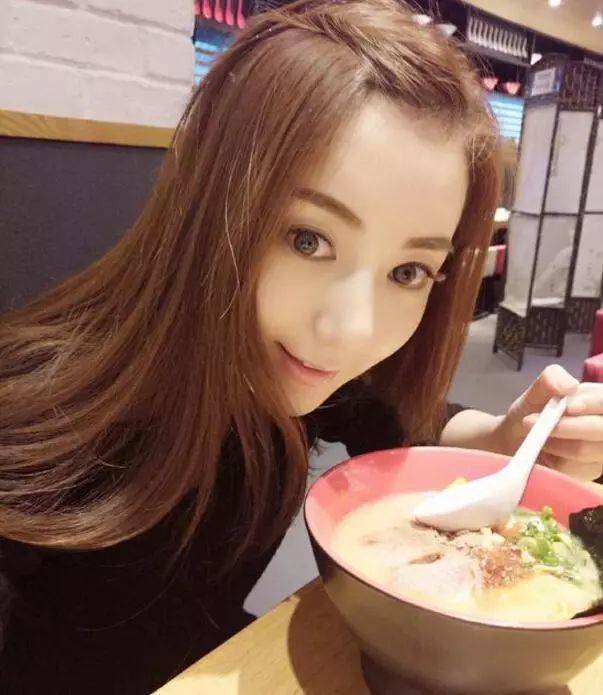 这样发朋友圈的女生一定想要男人-恋爱撩妹网-聊天话术|脱单方法|约会技巧|哄女生|牵手探探微信聊天案例|