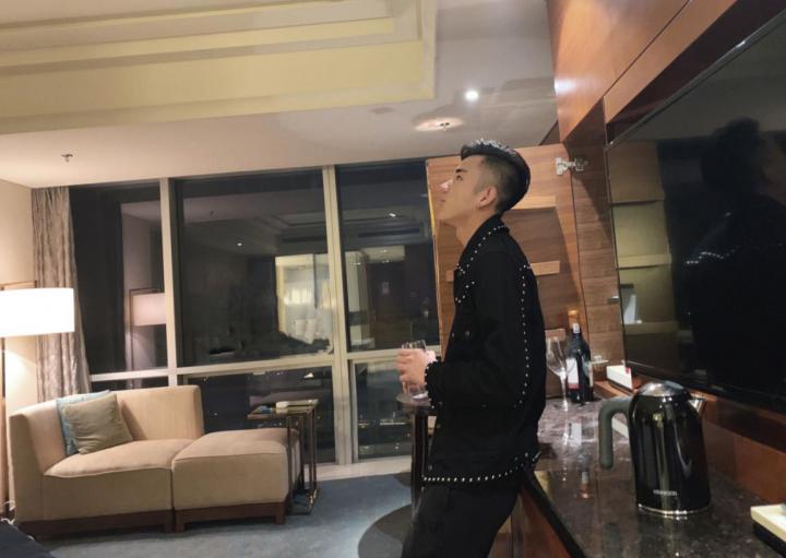 把妹实战聊天案例-“红色感叹号过后，我闯了她的红灯！”-恋爱撩妹网-聊天话术|脱单方法|约会技巧|哄女生|牵手探探微信聊天案例|