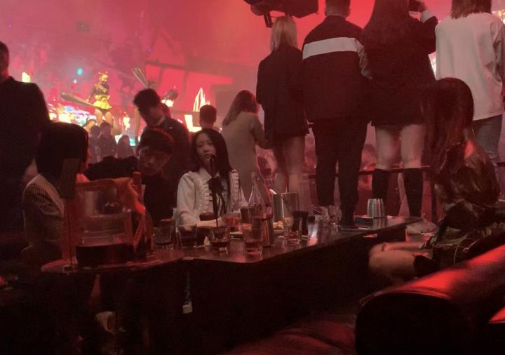 PUA实战：夜店1v5的悲惨经历！