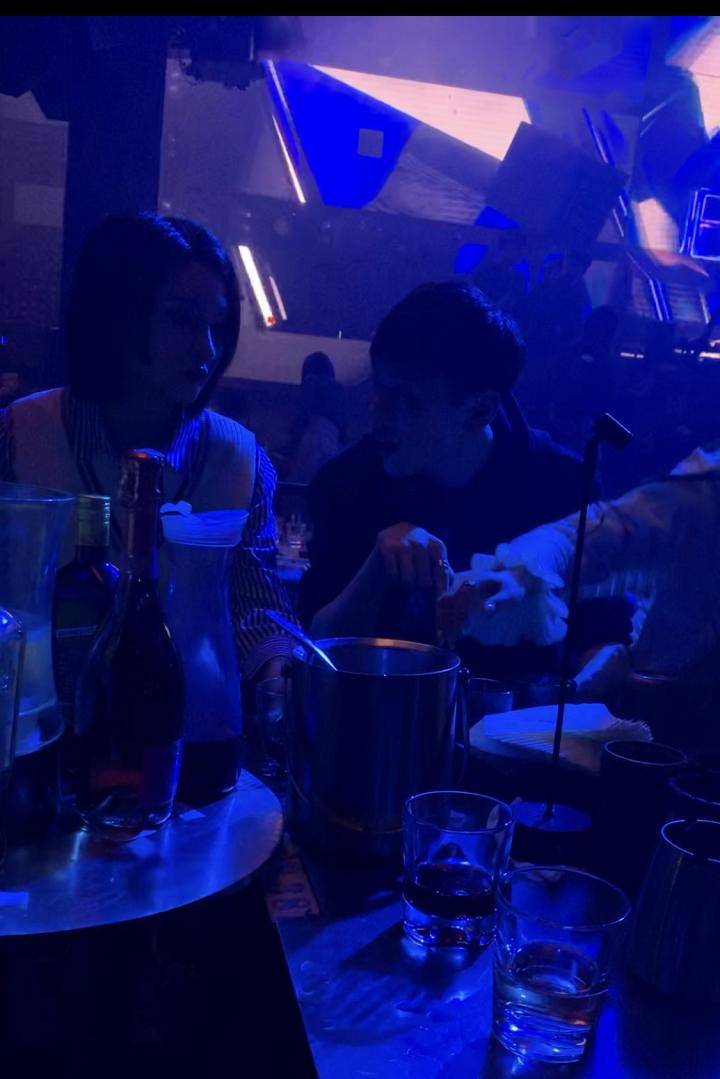 PUA实战：夜店1v5的悲惨经历！