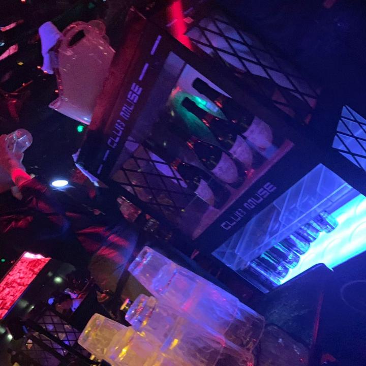 夜场泡妞把妹实战全纪录：如何在夜场带走有闺蜜的妹子？
