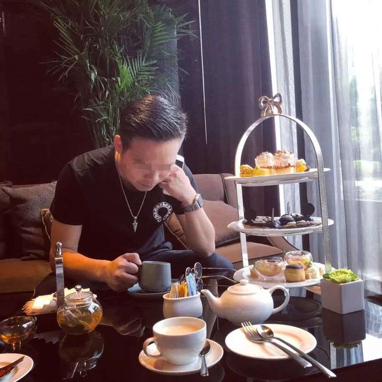 把妹追女生聊天案例：女生疯狂跪舔35岁车间工，只因他做了这个...