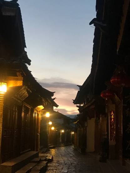 丽江半小时：愉快玩耍到一半，她竟突然泣不成声
