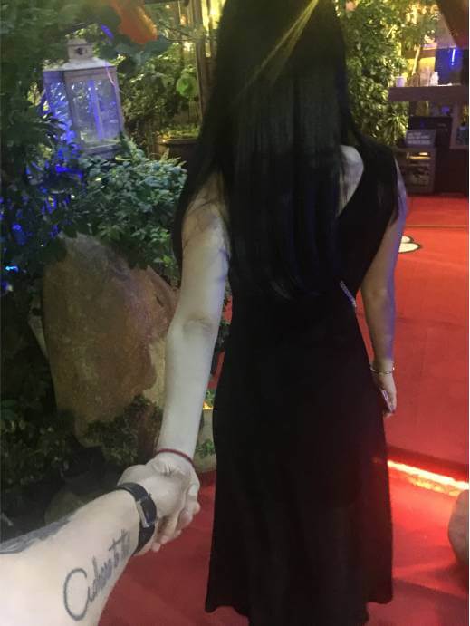 我谈了新女朋友，搭讪她时她正在舞台的中央跳舞，所有的男人都在看她！