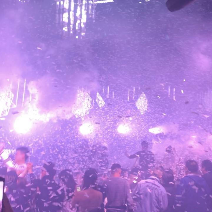 惊悚！在夜店玩的正嗨，她的姐姐姐夫突然来了！