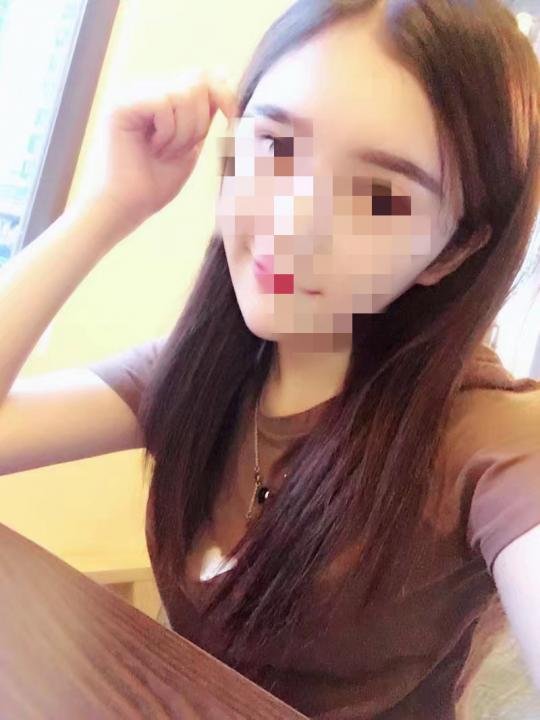 把妹案例-屈身露胸的她，俯下身为我系鞋带