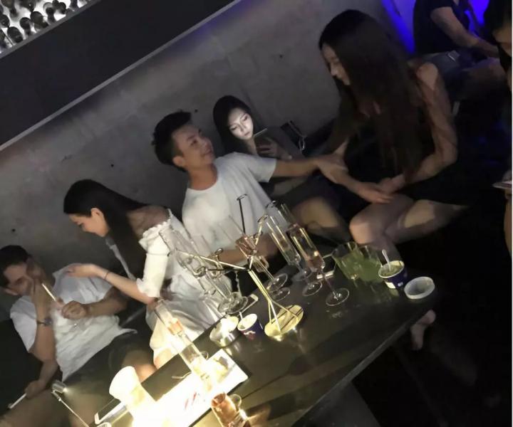 【追女生聊天约会夜场实战】夜场之王富饶顶级操作，一次带走白富美。-恋爱撩妹网-聊天话术|脱单方法|约会技巧|哄女生|牵手探探微信聊天案例|