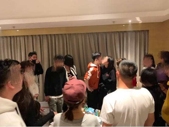 把妹案例-在五星级酒店轰趴后，她在我枕边摇曳到天亮