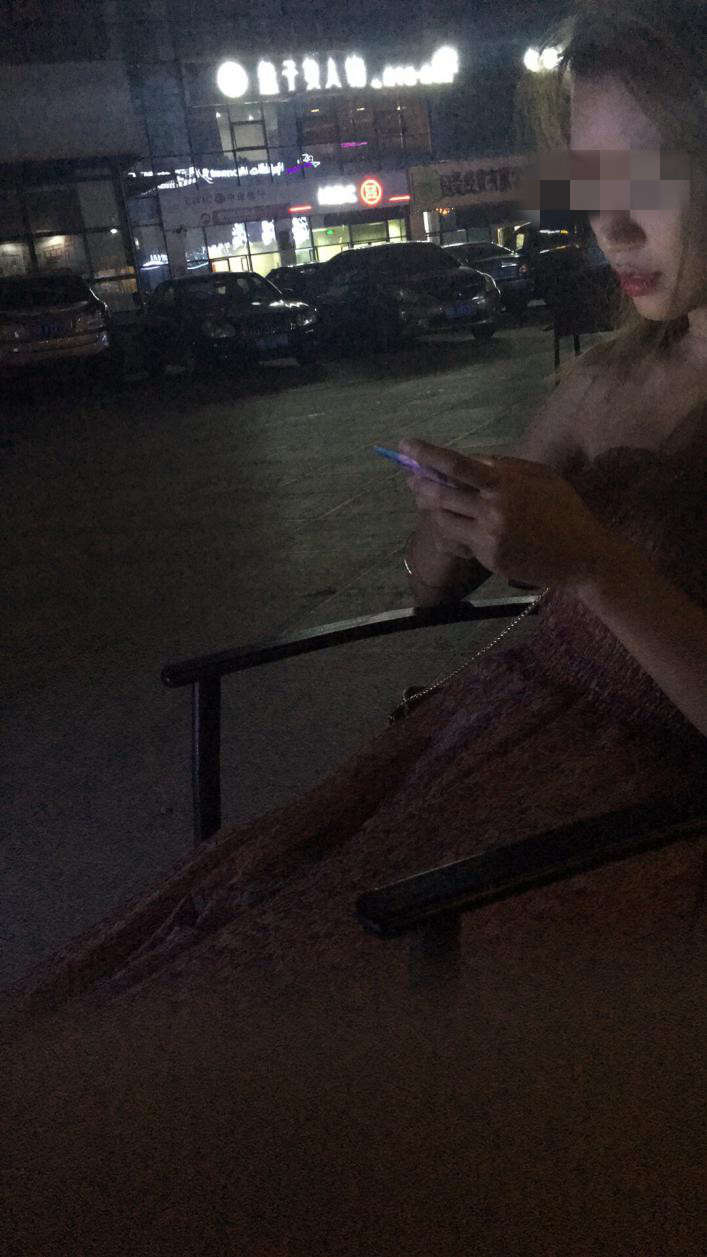 把妹实战贴-他带女主播到私人影院看这个后， 一次就搞定了她……