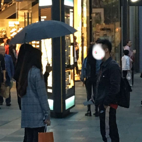 展会的礼仪很漂亮,应该上前搭讪么?