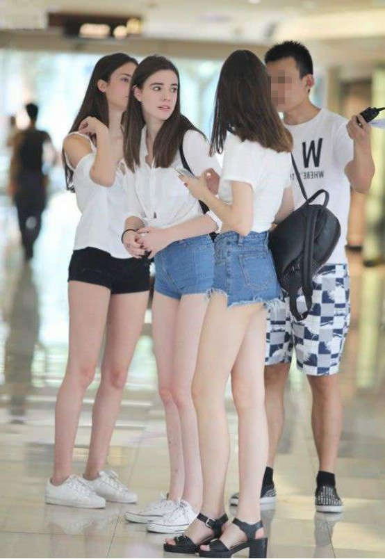 展会的礼仪很漂亮,应该上前搭讪么?