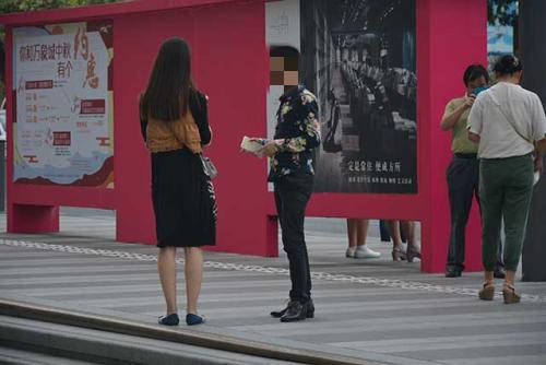 恋爱新手小白，如何在电音节搭讪女生？