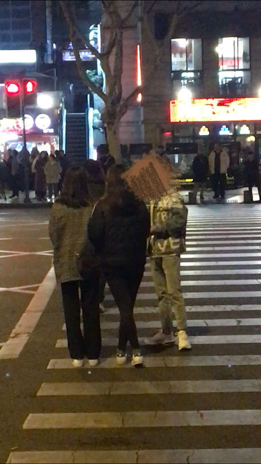 恋爱新手小白，如何在电音节搭讪女生？