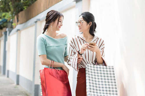 女生说在逛街回什么更幽默？-恋爱撩妹网-聊天话术|脱单方法|约会技巧|哄女生|牵手探探微信聊天案例|