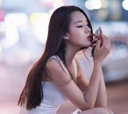 女生陪你聊天到很晚但不主动找你，意味着什么?-恋爱撩妹网-聊天话术|脱单方法|约会技巧|哄女生|牵手探探微信聊天案例|