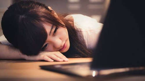 女生说加班该怎么回复？这样回答更暖心-恋爱撩妹网-聊天话术|脱单方法|约会技巧|哄女生|牵手探探微信聊天案例|