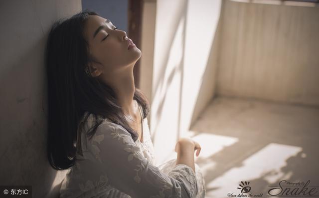 只会哄女人的男人是骗子，只会宠女人的男人是奴隶