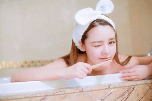 女生问：“你是不是喜欢我，你是不是对每个女生都这样？”这是圈套小心-恋爱撩妹网-聊天话术|脱单方法|约会技巧|哄女生|牵手探探微信聊天案例|