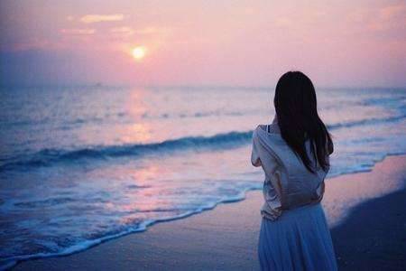 怎么追独来独往但漂亮的女生？不同类型不同方法-恋爱撩妹网-聊天话术|脱单方法|约会技巧|哄女生|牵手探探微信聊天案例|