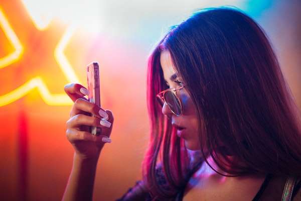 和女生聊天对方态度时坏时坏？高情商男人教你如何应对！-恋爱撩妹网-聊天话术|脱单方法|约会技巧|哄女生|牵手探探微信聊天案例|