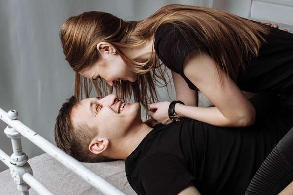 约会中想要亲吻女生该怎么办？学会这些技巧，让你手到擒来！-恋爱撩妹网-聊天话术|脱单方法|约会技巧|哄女生|牵手探探微信聊天案例|