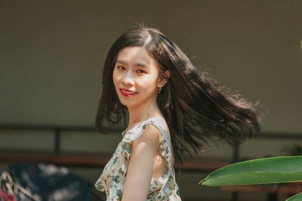 和妹子约会对方一直玩手机？教你如何机智应对-恋爱撩妹网-聊天话术|脱单方法|约会技巧|哄女生|牵手探探微信聊天案例|