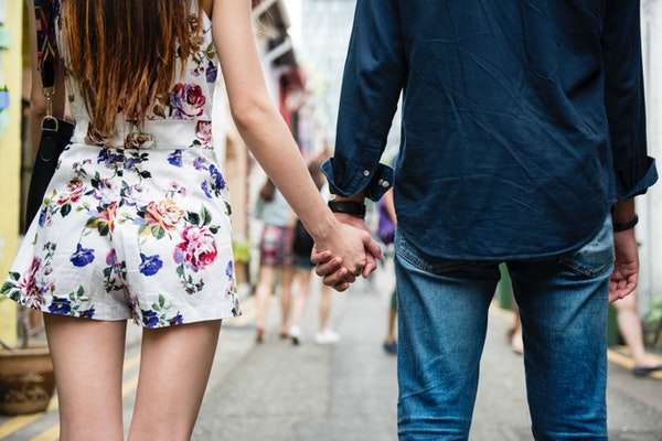 约喜欢的女生吃饭该聊点什么-恋爱撩妹网-聊天话术|脱单方法|约会技巧|哄女生|牵手探探微信聊天案例|
