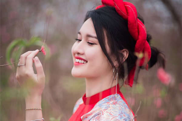 和女生聊什么话题，才能让她开心？-恋爱撩妹网-聊天话术|脱单方法|约会技巧|哄女生|牵手探探微信聊天案例|
