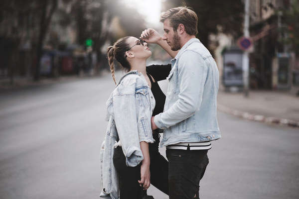 第一次和女生约会聊天聊什么话题?学会这5种话题保你不冷场-恋爱撩妹网-聊天话术|脱单方法|约会技巧|哄女生|牵手探探微信聊天案例|