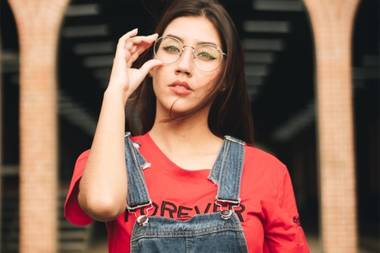 【女生的暗示】判断女生是否喜欢你，这五个细节必会露出马脚-恋爱撩妹网-聊天话术|脱单方法|约会技巧|哄女生|牵手探探微信聊天案例|