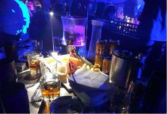 聚会中，女生这么做就是对你有意思！-恋爱撩妹网-聊天话术|脱单方法|约会技巧|哄女生|牵手探探微信聊天案例|