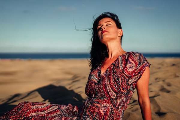 女生说跟我聊天是尬聊？高情商男人都在用的避免尬聊的神技巧！-恋爱撩妹网-聊天话术|脱单方法|约会技巧|哄女生|牵手探探微信聊天案例|
