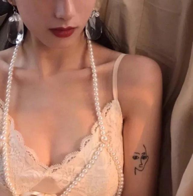 街搭的女生在朋友圈发性感照，该称赞她吗？-恋爱撩妹网-聊天话术|脱单方法|约会技巧|哄女生|牵手探探微信聊天案例|
