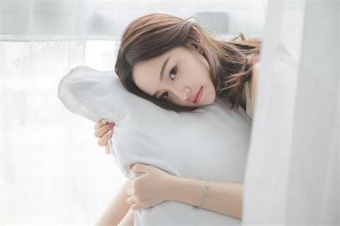 刚开始追女生要不要送礼物？通过礼物能追到女生吗？