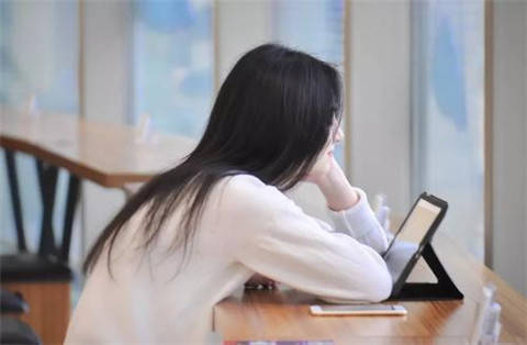 判断女生是否单身的3个技巧，帮你快速锁定目标-恋爱撩妹网-聊天话术|脱单方法|约会技巧|哄女生|牵手探探微信聊天案例|