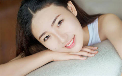 和不认识的女生聊天开场白，4种让女生快速产生兴趣的套路