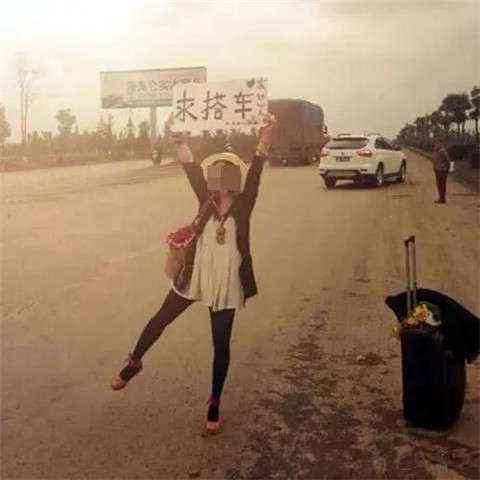 川藏线上的穷游搭车女，用身体走完一场灵魂之旅