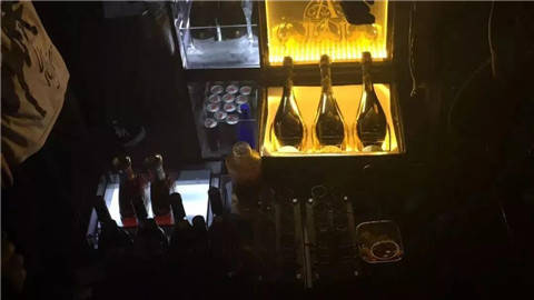 为了带走正妹，他去夜店蹦了一场假迪