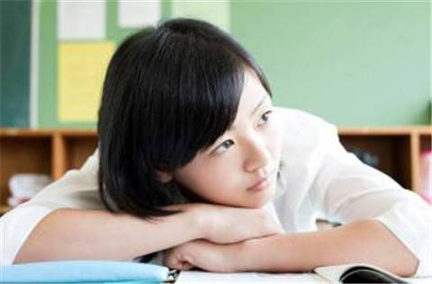 每次和女生聊天总是提问，该怎么办？