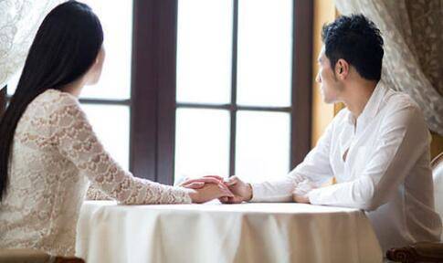 女生答应和男生看电影吃饭说明什么？是有意么