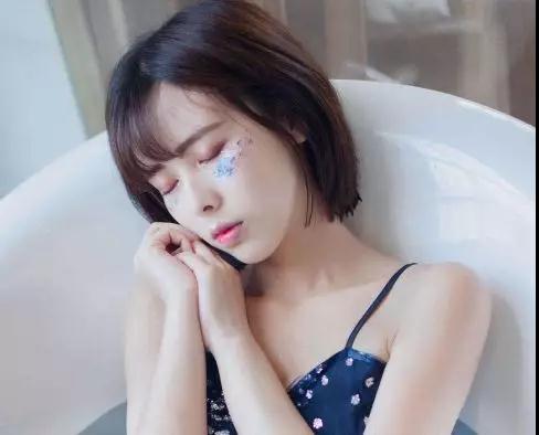 如何和刚加的妹子聊天？4个技巧让你变聊天高手-恋爱撩妹网-聊天话术|脱单方法|约会技巧|哄女生|牵手探探微信聊天案例|