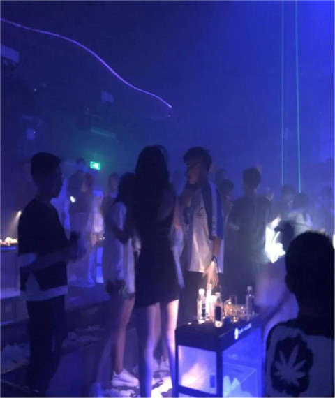 “你知不知道刚刚那个女生喜欢你？”