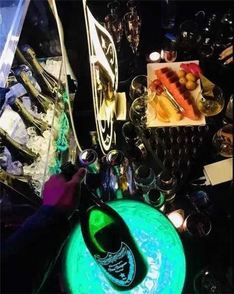为了带走正妹，他去夜店蹦了一场假迪