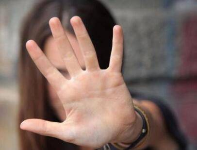 给女生表白被拒绝后怎么聊天还有机会？