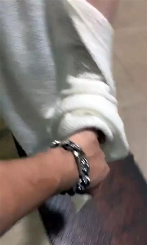 为了报复前男友，抖音主播半夜带我去她家！