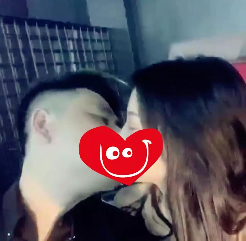 实战聊天案列：2女争1男，我被长腿小姐姐疯狂kiss