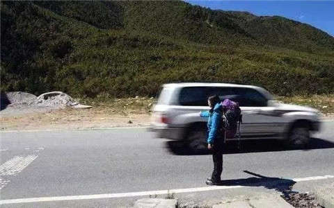 川藏线上的穷游搭车女，用身体走完一场灵魂之旅
